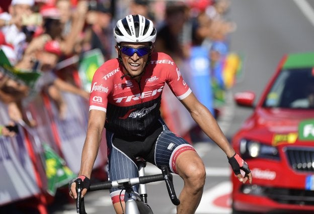 Contador entra satisfecho en meta en una jornada en la que recortó tiempo a Froome, que se cayó en dos ocasiones. Abajo la caida del líder:: efe
