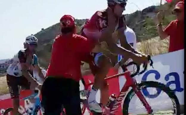 Momento en el que un aficionado empuja al ciclista. / PAQUI MORENO