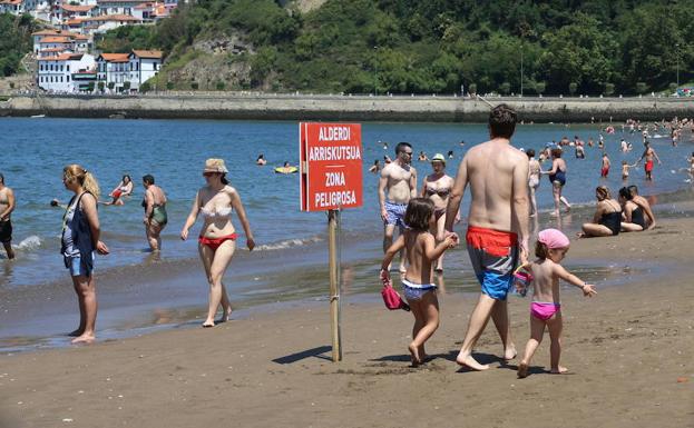 Bañistas en una playa.