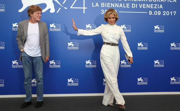 Jane Fonda (d.) y Robert Redford (i.), en la 74ª Mostra de Venecia.