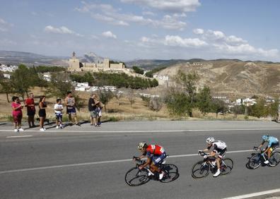 Imagen secundaria 1 - En la imagen superior, el pelotón, al pasar por las playas de la Axarquía. A la izquierda, los ciclistas, en las inmediaciones de Antequera. Al lado, los corredores, en plena bajada por las carreteras malagueñas.