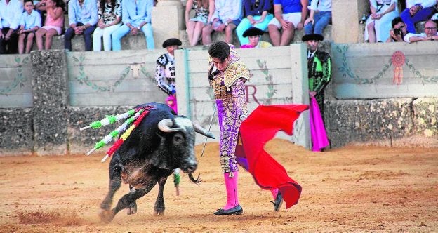 La entrega de Garrido tuvo como recompensa el único trofeo de la tarde. :: sur