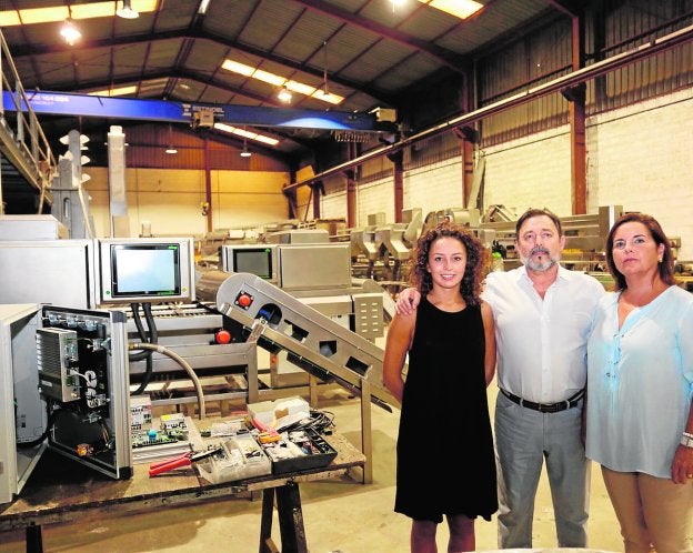 La familia Martínez Medina, en las instalaciones de la compañía. 