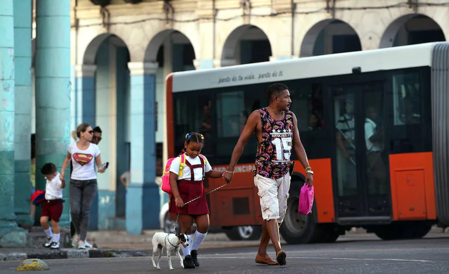 El inicio del curso escolar 2017-2018, en La Habana (Cuba) con la incorporación a las aulas de más de 1,7 millones de estudiantes y nuevos retos como actualizar el sistema nacional de enseñanza y lograr la formación de más maestros para cubrir el déficit docente en varias provincias del país caribeño.