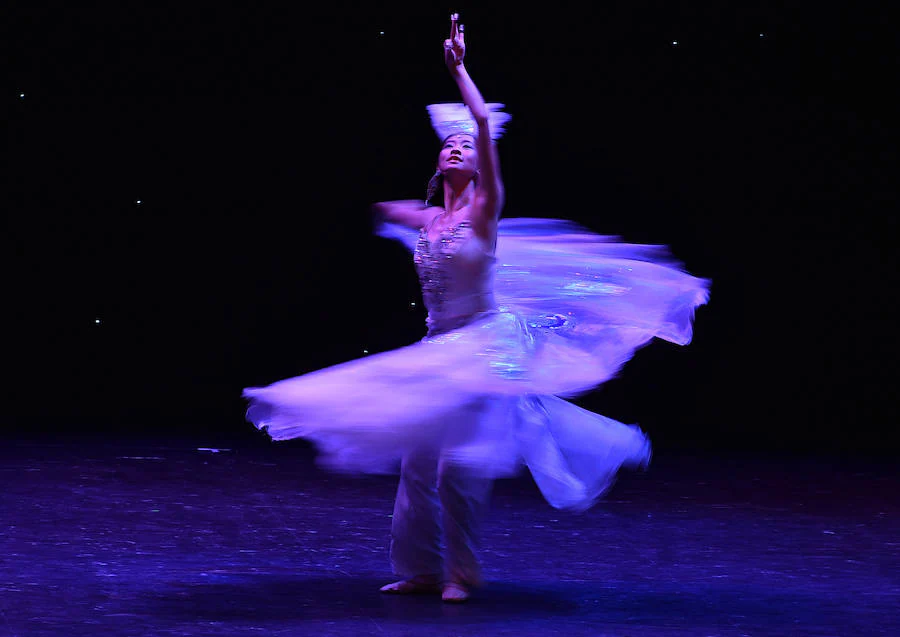 Miembros de la Compañía Artística China de personas discapacitadas realizan su espectáculo "My dream" en el Teatro Jorge Eliecer Gaitán en Bogotá, Colombia. Una programación repleta de danza, música y poesía China. 