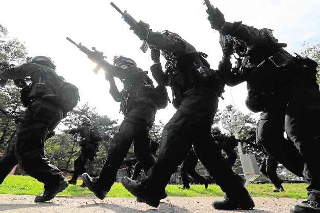 Soldados surcoreanos desplegados ayer durante unas maniobras en Seúl como respuesta a la amenaza nuclear de Corea del Norte. :: afp
