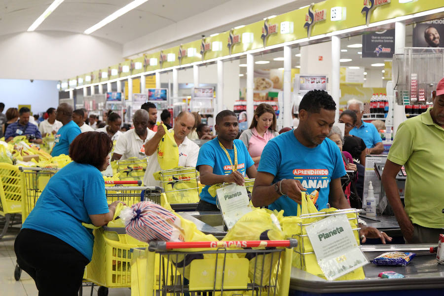 Los residentes se preparan con provisiones de comida, agua y combustible para hacer frente a vientos que llegan a los 177 km/h según informa el Centro Nacional de Huracanes. El huracán llegó a las Islas Vírgenes Británicas durante la madrugada del miércoles con menores destrozos de los esperados aunque continuará avanzando pasando por las Bahamas hasta Florida. 