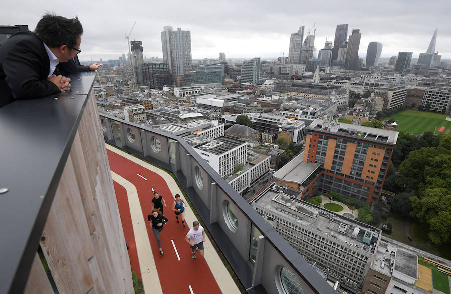 El edificio White Collar Factory en Londres presenta una pista de atletismo en la azotea para los empleados. El circuito de 150 metros fue diseñado por el arquitecto Allford Hall Monaghan Morris.