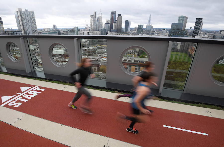 El edificio White Collar Factory en Londres presenta una pista de atletismo en la azotea para los empleados. El circuito de 150 metros fue diseñado por el arquitecto Allford Hall Monaghan Morris.