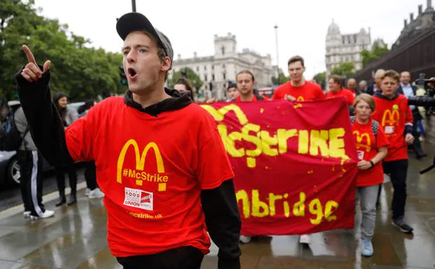 Trabajadores de McDonald's manifestándose el lunes por las calles de Londres.