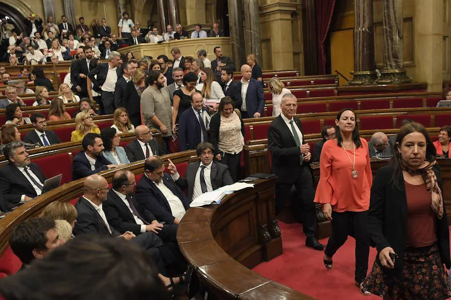 El Parlamento de Cataluña aprobó este miércoles una ley para convocar para el 1 de octubre un referéndum de secesión de España, que el Gobierno central considera inconstitucional y que buscará impedir con todo su arsenal jurídico.