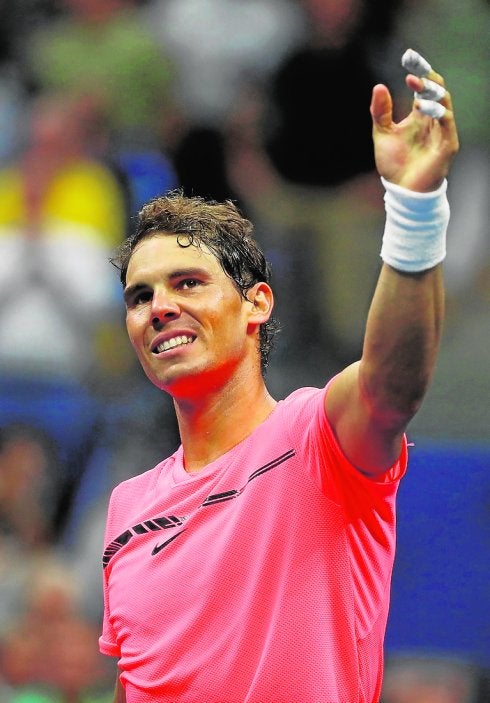 Rafa Nadal, sonriente tras certificarse la victoria. :: afp