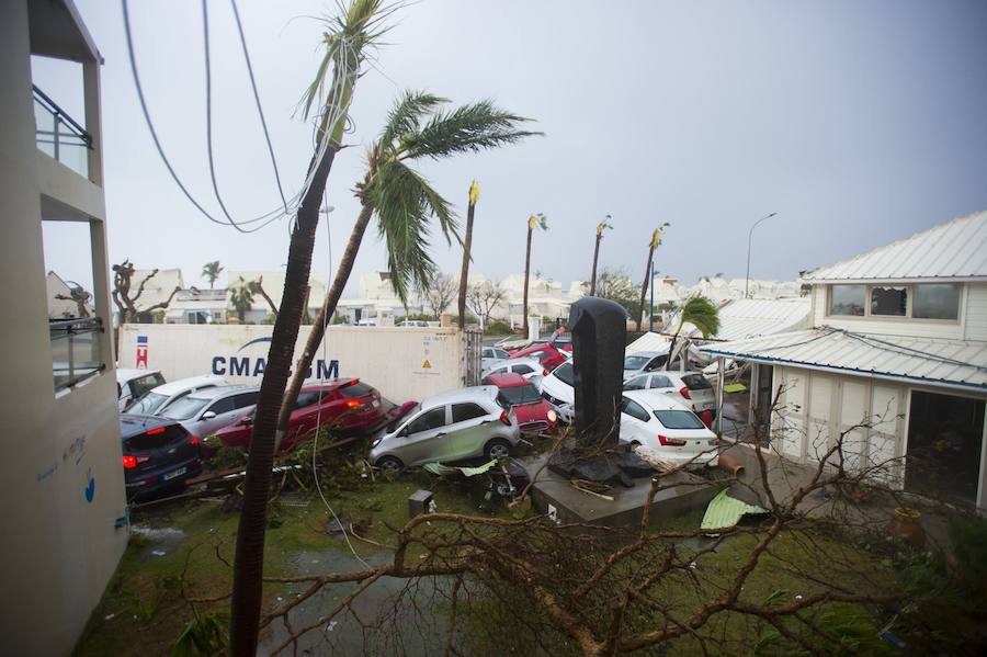 Imágenes de los destrozos producidos por el ciclón más potente del Atlántico que ha registrado hasta el momento 11 fallecidos y 21 heridos. El tifón calificado como "extremadamente peligroso" y de categoría 5 preocupa a los ciudadanos que están huyendo de sus hogares. 