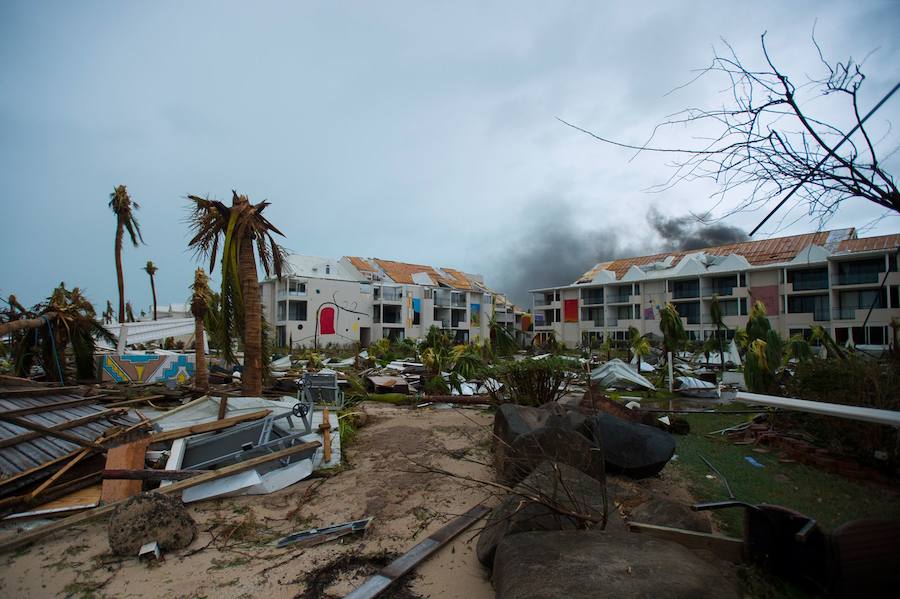 Imágenes de los destrozos producidos por el ciclón más potente del Atlántico que ha registrado hasta el momento 11 fallecidos y 21 heridos. El tifón calificado como "extremadamente peligroso" y de categoría 5 preocupa a los ciudadanos que están huyendo de sus hogares. 