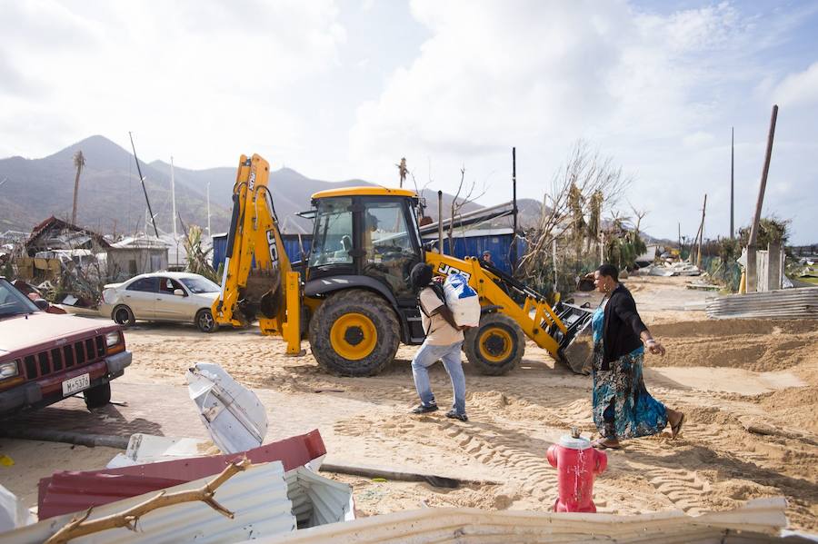 Imágenes de los destrozos producidos por el ciclón más potente del Atlántico que ha registrado hasta el momento 11 fallecidos y 21 heridos. El tifón calificado como "extremadamente peligroso" y de categoría 5 preocupa a los ciudadanos que están huyendo de sus hogares. 