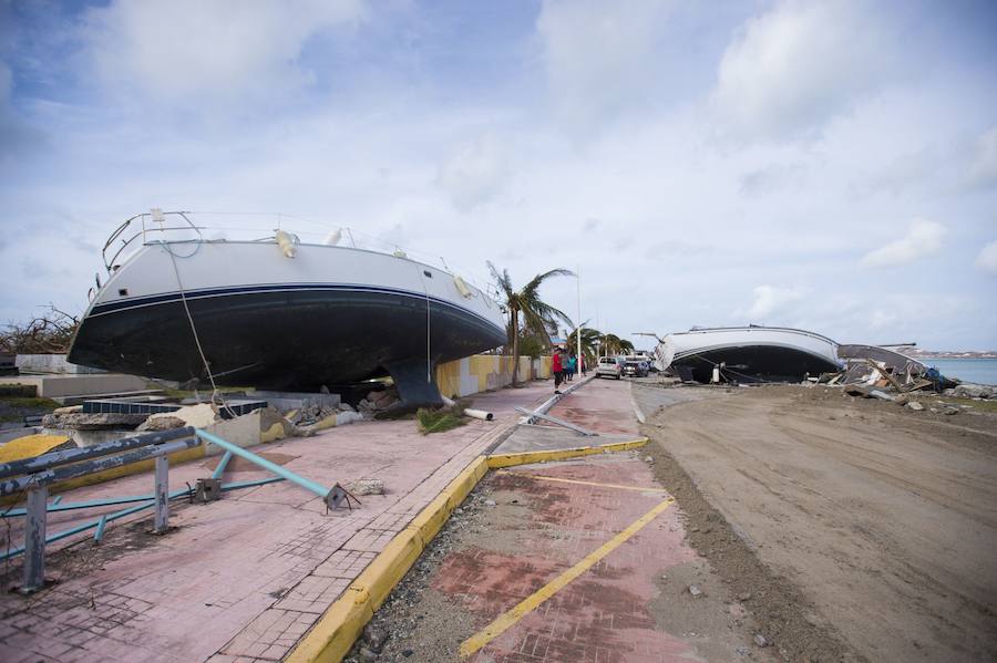 Imágenes de los destrozos producidos por el ciclón más potente del Atlántico que ha registrado hasta el momento 11 fallecidos y 21 heridos. El tifón calificado como "extremadamente peligroso" y de categoría 5 preocupa a los ciudadanos que están huyendo de sus hogares. 