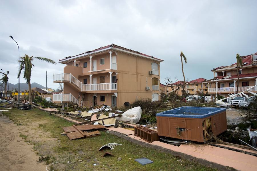 Imágenes de los destrozos producidos por el ciclón más potente del Atlántico que ha registrado hasta el momento 11 fallecidos y 21 heridos. El tifón calificado como "extremadamente peligroso" y de categoría 5 preocupa a los ciudadanos que están huyendo de sus hogares. 