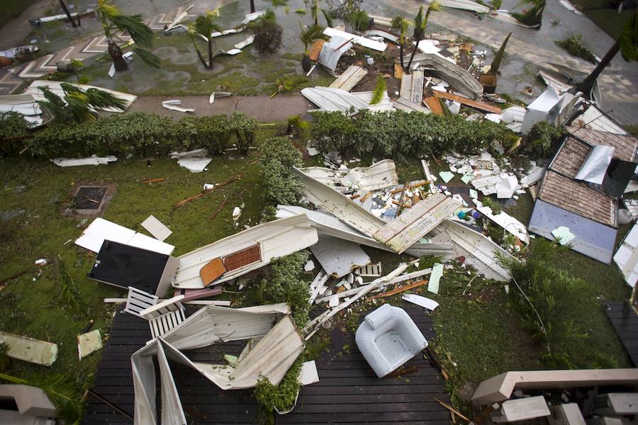 Imágenes de los destrozos producidos por el ciclón más potente del Atlántico que ha registrado hasta el momento 11 fallecidos y 21 heridos. El tifón calificado como "extremadamente peligroso" y de categoría 5 preocupa a los ciudadanos que están huyendo de sus hogares. 