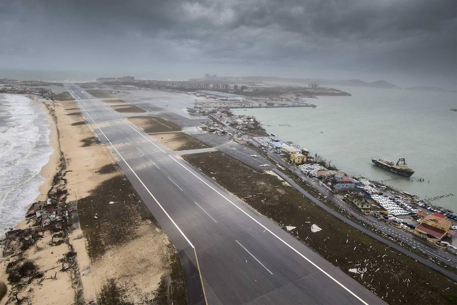 Imágenes de los destrozos producidos por el ciclón más potente del Atlántico que ha registrado hasta el momento 11 fallecidos y 21 heridos. El tifón calificado como "extremadamente peligroso" y de categoría 5 preocupa a los ciudadanos que están huyendo de sus hogares. 