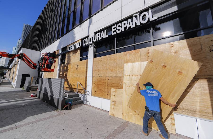 Imágenes de los destrozos producidos por el ciclón más potente del Atlántico que ha registrado hasta el momento 11 fallecidos y 21 heridos. El tifón calificado como "extremadamente peligroso" y de categoría 5 preocupa a los ciudadanos que están huyendo de sus hogares. 