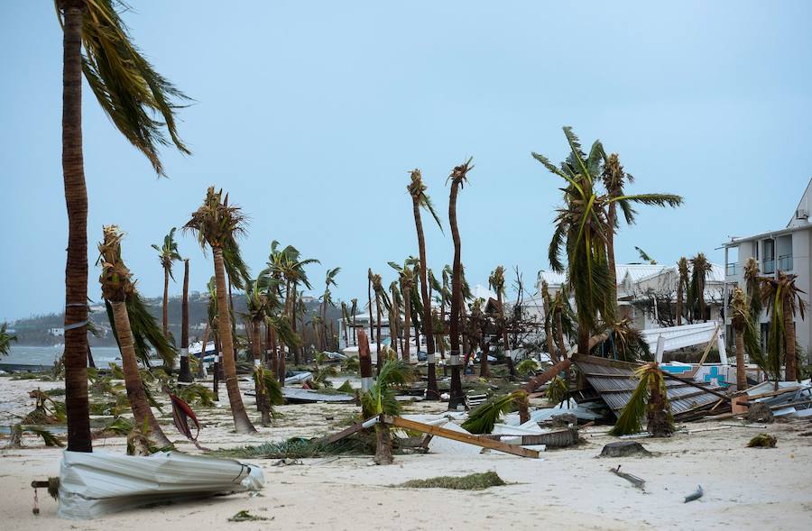 Imágenes de los destrozos producidos por el ciclón más potente del Atlántico que ha registrado hasta el momento 11 fallecidos y 21 heridos. El tifón calificado como "extremadamente peligroso" y de categoría 5 preocupa a los ciudadanos que están huyendo de sus hogares. 