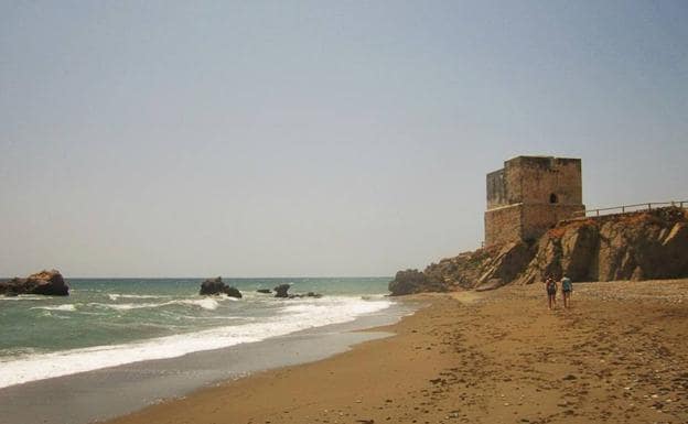 En torno a la Torre de la Sal se distribuyen las playas de Casares. 