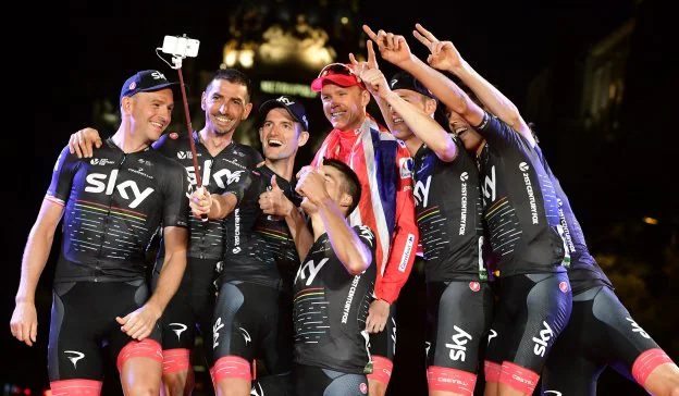 El equipo ciclista Sky al completo celebra la victoria de Chris Froome en la Vuelta. :: josé jordan / AFP