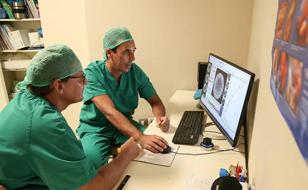 El Dr. Hijano y Pablo Rivero, embriólogo, comprobando el estado de los embriones gracias al sistema Time Lapse.