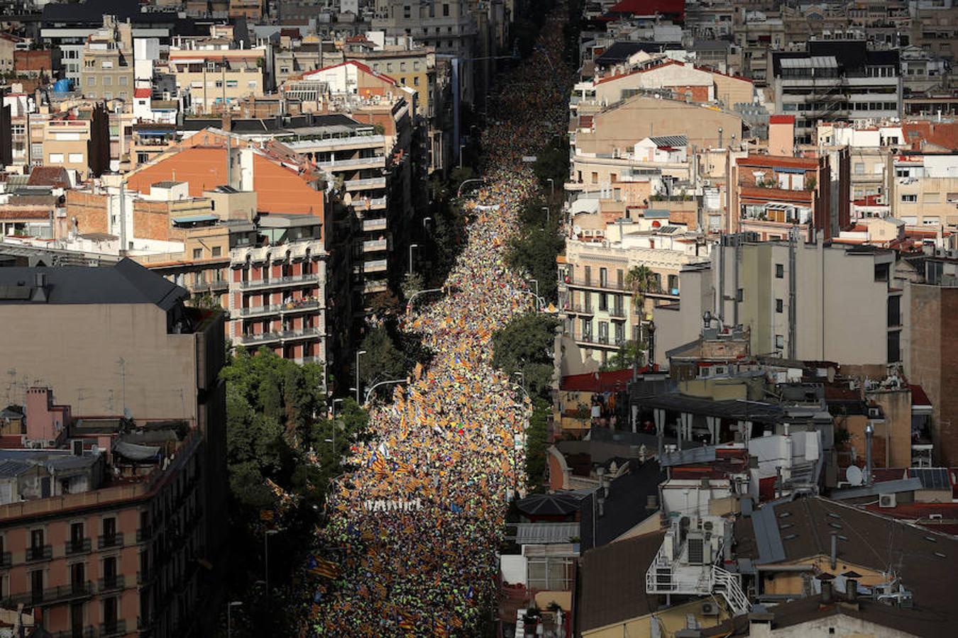 Miles de personas con esteladas han llenado las calles de Barcelona durante la marcha independentista con motivo de la Diada