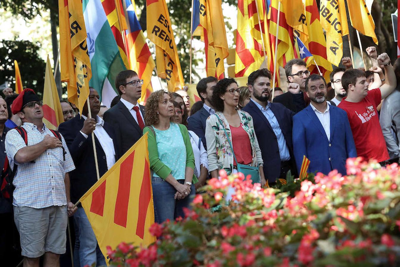 Miles de personas con esteladas han llenado las calles de Barcelona durante la marcha independentista con motivo de la Diada