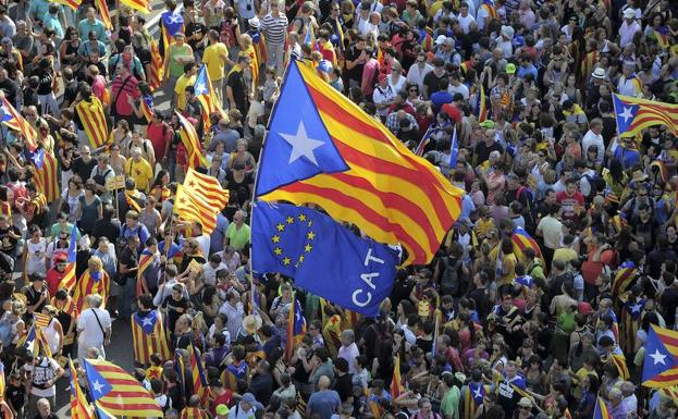 Miles de personas celebran la Diada.