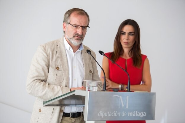 Gonzalo Sichar y Teresa Pardo, en la rueda de prensa. :: sur