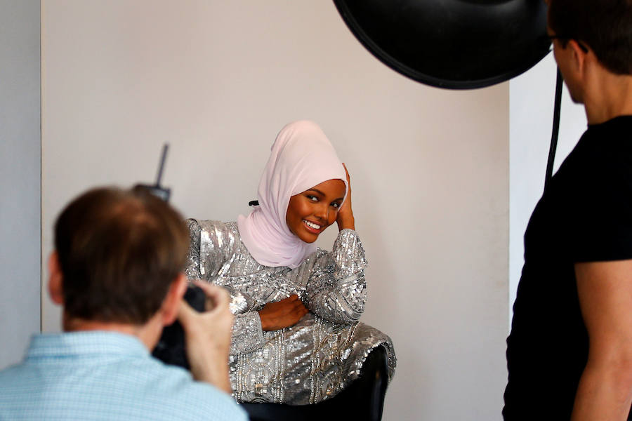 Halima Aden, una modelo que saltó a la fama el pasado mes de febrero, cuando desfiló en la prueba de bañadores de Miss Minessota con burkini y hiyab. La joven, nacida en un campo de refugiados, ha debutado en la Fashion Week de Nueva York y presenta varios proyectos para el futuro