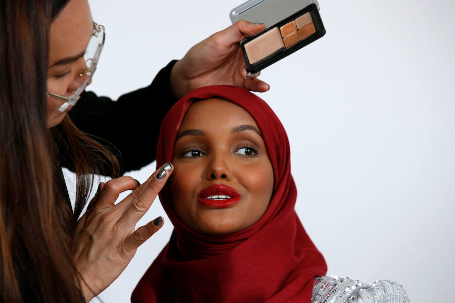 Halima Aden, una modelo que saltó a la fama el pasado mes de febrero, cuando desfiló en la prueba de bañadores de Miss Minessota con burkini y hiyab. La joven, nacida en un campo de refugiados, ha debutado en la Fashion Week de Nueva York y presenta varios proyectos para el futuro