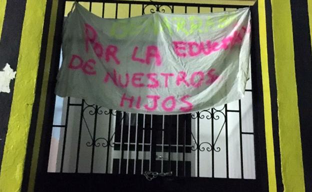 Cadena y pancarta a las puertas del colegio Sierra del Espino.