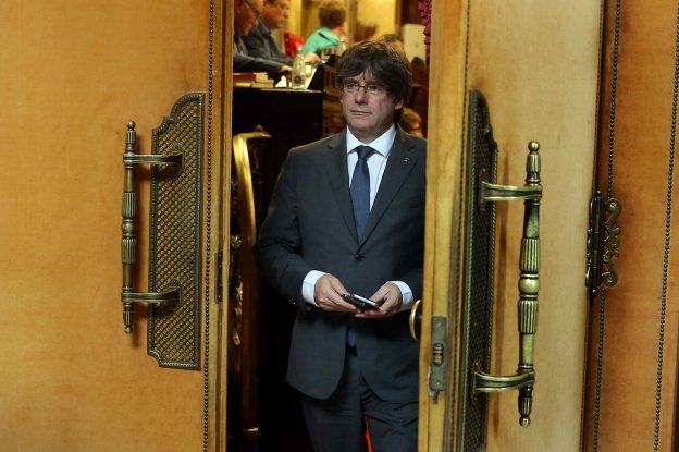 Puigdemont abandona el hemiciclo la semana pasada tras aprobar la ley de Transitoriedad. :: t. albir / efe