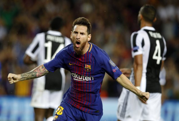 Leo Messi celebra uno de los dos goles que le marcó ayer a la Juventus en el Camp Nou. :: EFE