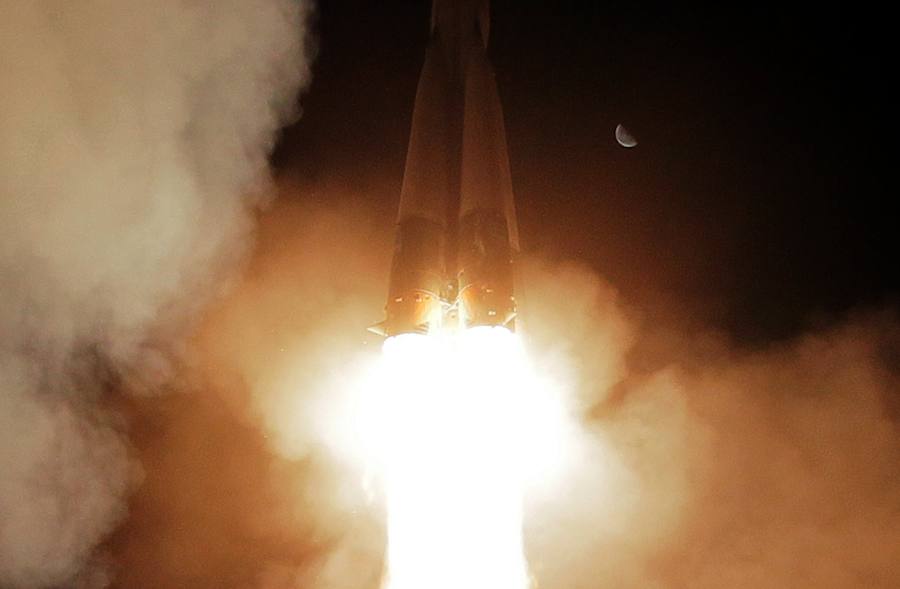 La nave rusa Soyuz, con tres tripulantes a bordo, se acopló hoy con éxito a la Estación Espacial Internacional (EEI). Tras casi seis horas desde su despegue en el centro espacial de Baikonur, Kazajistán. Los integrantes de la nave son el astronauta ruso, Aleksandr Misurkin y los estadounidenses, Joe Acaba y Mark Vande Hei. 