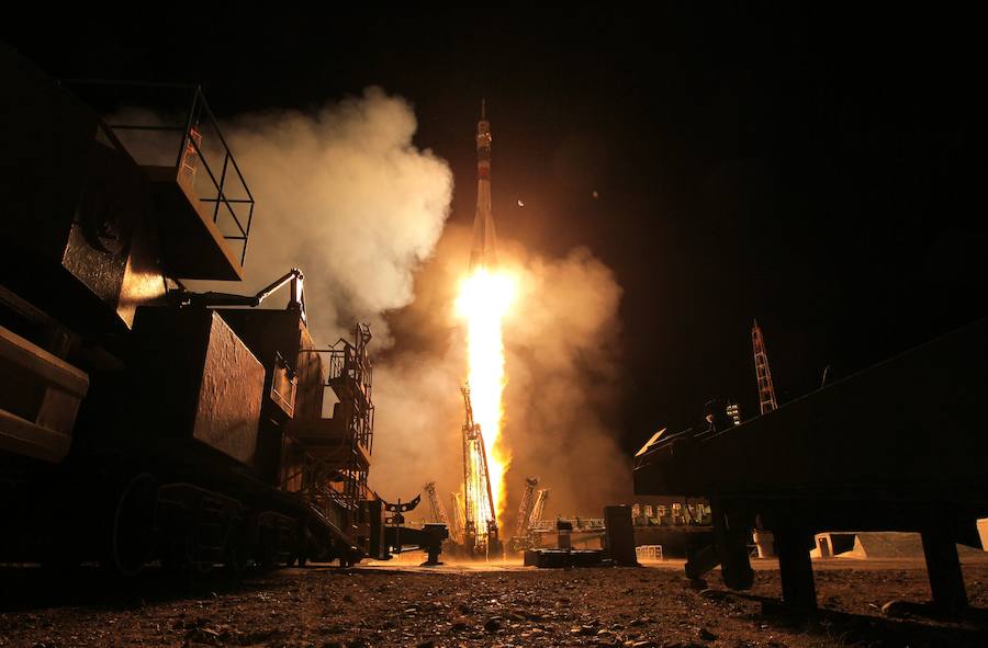 La nave rusa Soyuz, con tres tripulantes a bordo, se acopló hoy con éxito a la Estación Espacial Internacional (EEI). Tras casi seis horas desde su despegue en el centro espacial de Baikonur, Kazajistán. Los integrantes de la nave son el astronauta ruso, Aleksandr Misurkin y los estadounidenses, Joe Acaba y Mark Vande Hei. 