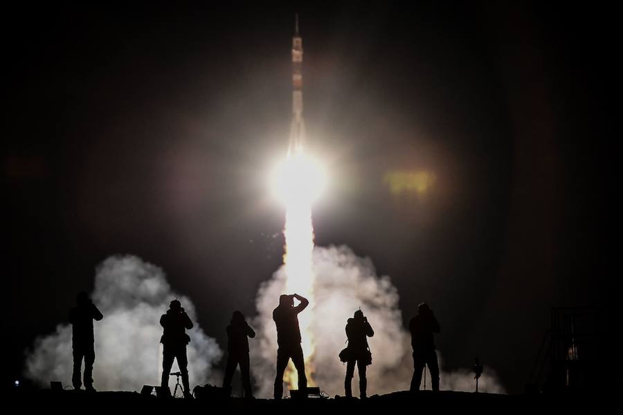 La nave rusa Soyuz, con tres tripulantes a bordo, se acopló hoy con éxito a la Estación Espacial Internacional (EEI). Tras casi seis horas desde su despegue en el centro espacial de Baikonur, Kazajistán. Los integrantes de la nave son el astronauta ruso, Aleksandr Misurkin y los estadounidenses, Joe Acaba y Mark Vande Hei. 