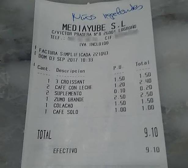 Imagen de la factura detallando el total de las consumiciones y con la anotación escrita a boli.