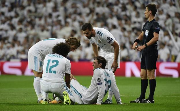 Mateo Kovacic, en el suelo, con Marcelo, Luka Mocric y Nacho.