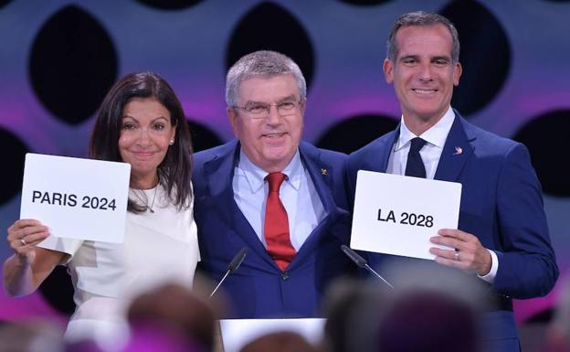 Thomas Bach, en el medio, posa con Anne Hidalgo y Eric Garcetti.