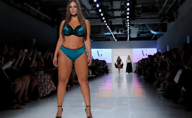 La modelo Ashley Graham desfila para la marca de lencería Addition Elle. 