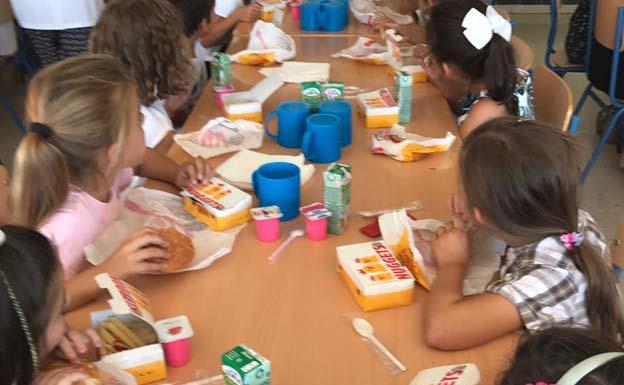 Un colegio de Estepona compra 300 menús de Burger King para los niños del comedor ante la falta de personal