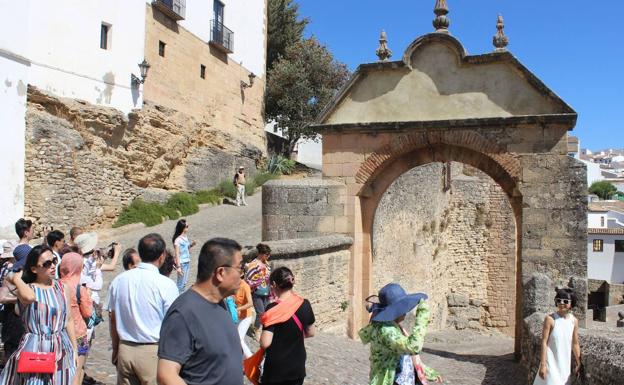 Turistas en el conjunto histórico de Ronda, junto al Arco de Felipe V. 