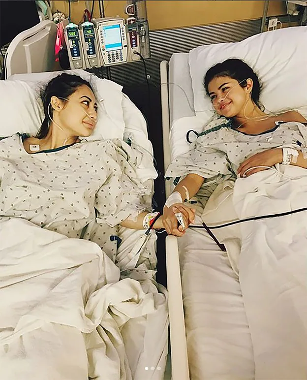 Selena Gomez, a la derecha, sujeta la mano de su amiga Francia, que le donó uno de sus riñones. La actriz subió esta fotografía a Instagram.