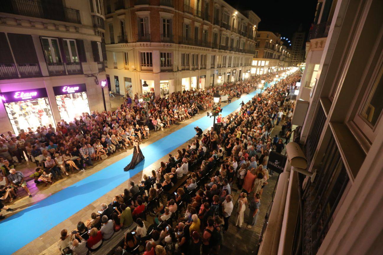 La calle Larios ha vuelto a llenarse en Málaga para seguir los desfiles de la Pasarela Larios 2017. El viernes 15 desfilaban Sonia Peña, Protocolo, Carla Ruiz, Vértize Gala, Gemma Melé, Ángel Palazuelos, Rafael Urquízar, Juan Segovia para Perlas y Bombones, Lucas Balboa, Ivana Picallo y Jesús Segado