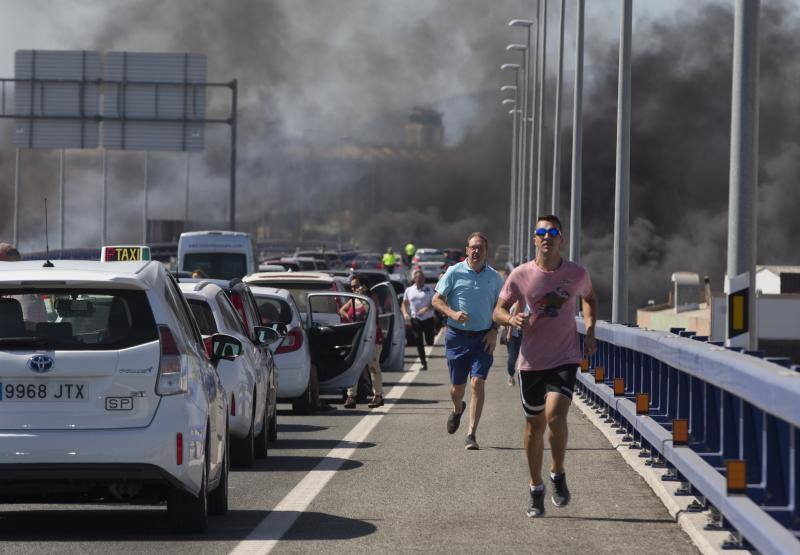 El fuego obligó a cortar el nuevo acceso al aeropuoerto