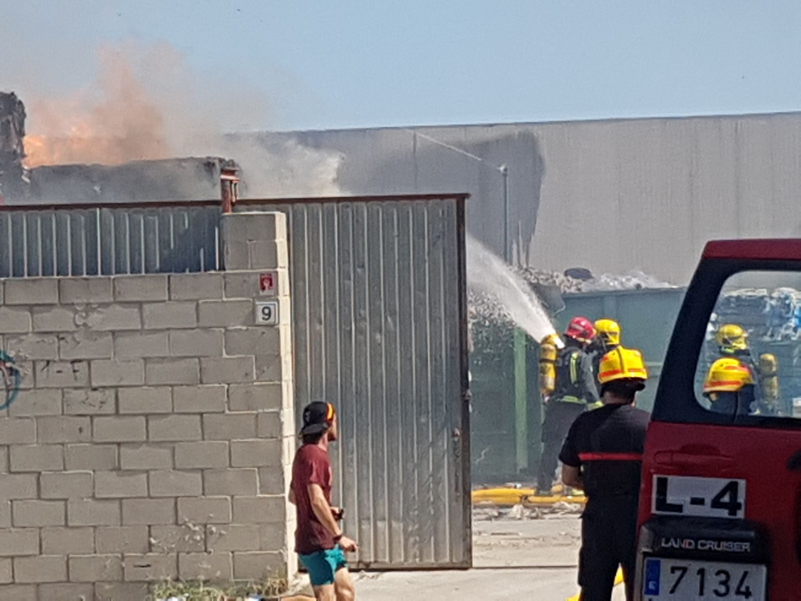 El fuego obligó a cortar la carretera de acceso nueva al aeropuerto, la MA-23